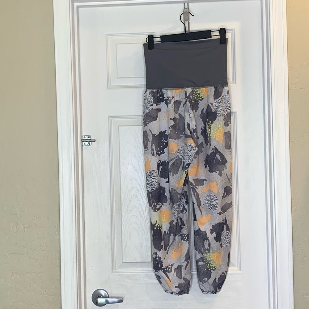 Lululemon Om Pant Mini Art Pop White Multi / Slate Size 2